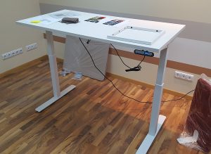 elektriniai reguliuojamo aukščio stalai