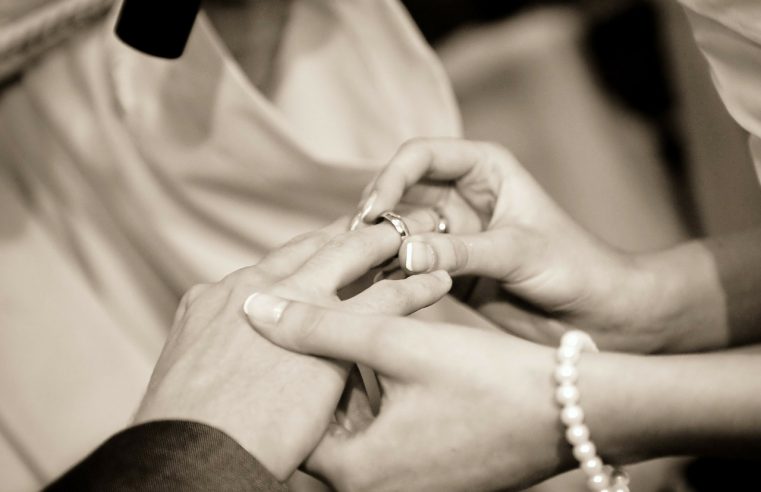 Kaip atrasti ir įsigyti nuostabius vestuvinius žiedus
